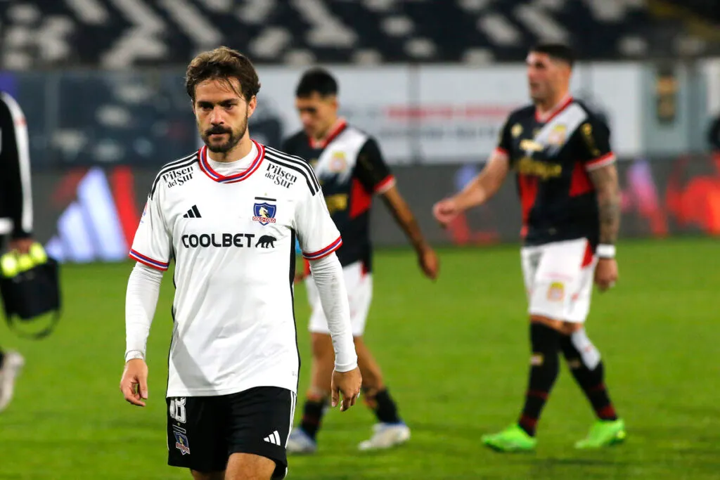 Agustín Bouzat saliendo de la cancha, tras la derrota de Colo-Colo vs Curicó Unido en el Estadio Monumental.