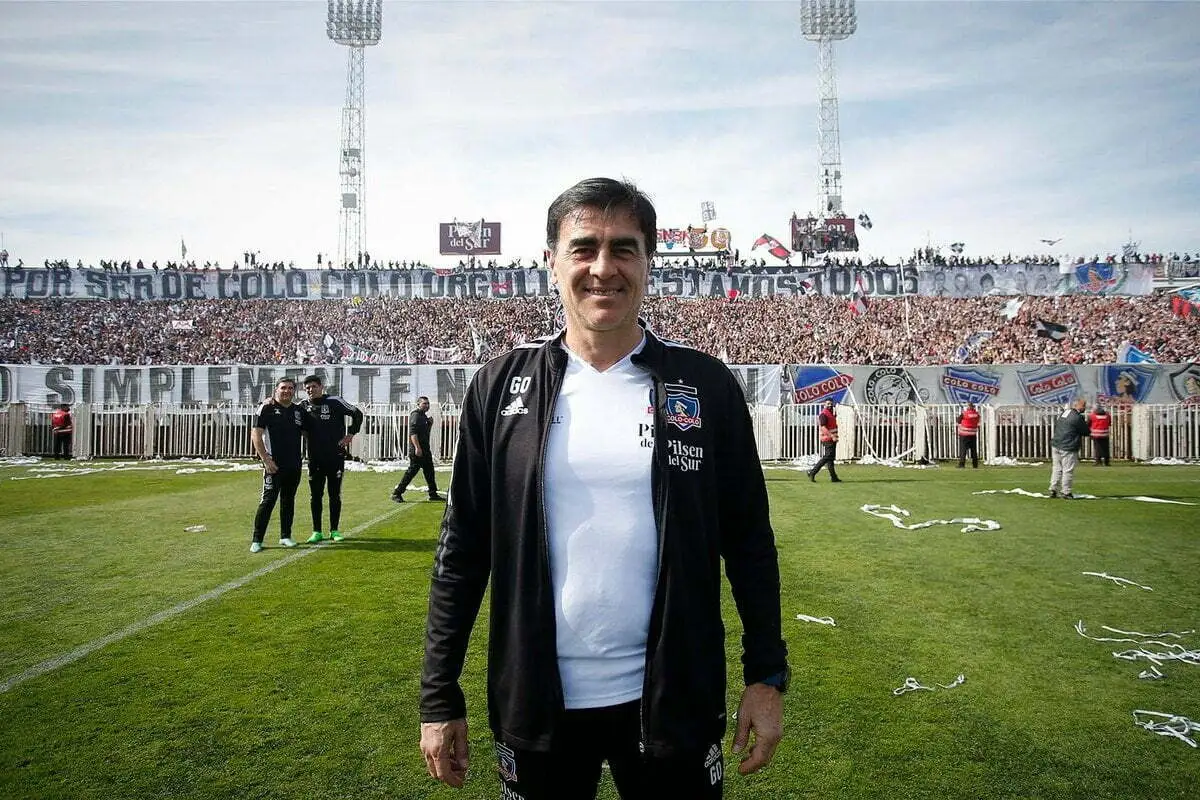 Gustavo Quinteros junto a la hinchada de Colo-Colo en un arengazo.