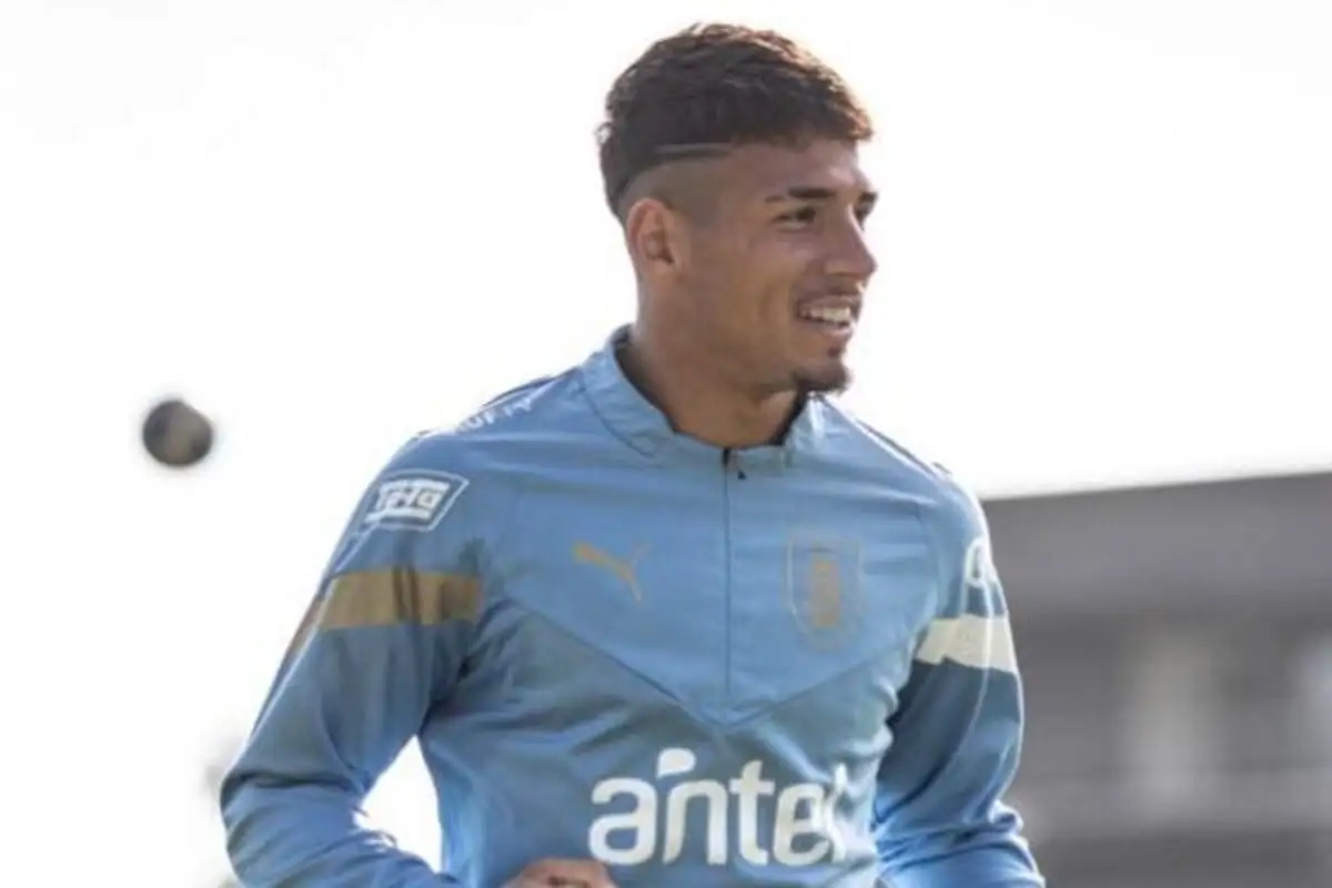 Alan Saldivia con indumentaria de Uruguay.