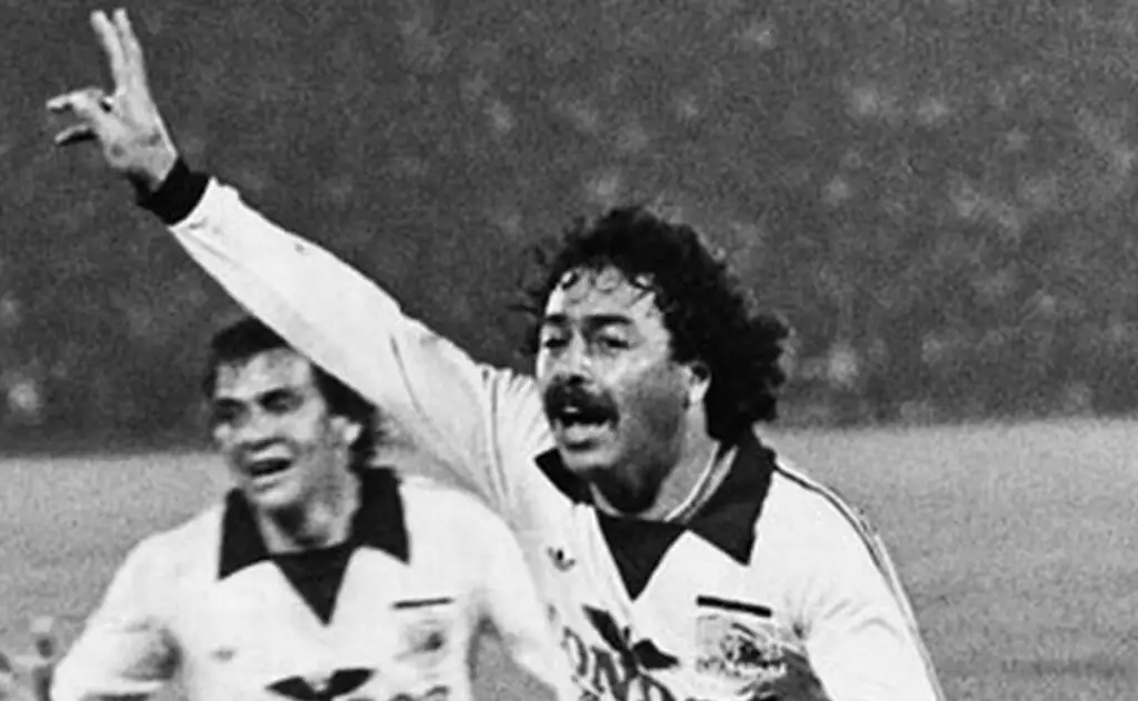 Carlos Caszely se retiró en 1985 con la camiseta de Colo-Colo, sin embargo, volvió en 1986 para jugar en Barcelona de Ecuador.