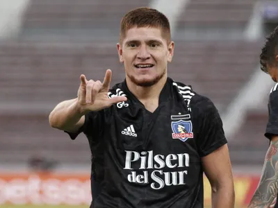 Golazo de Leonardo Gil entra a la historia de Colo-Colo