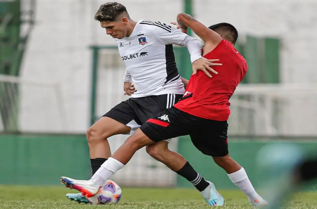 Carlos Palacios sumó sus primeros minutos con la camiseta de Colo-Colo ante Huracán.
