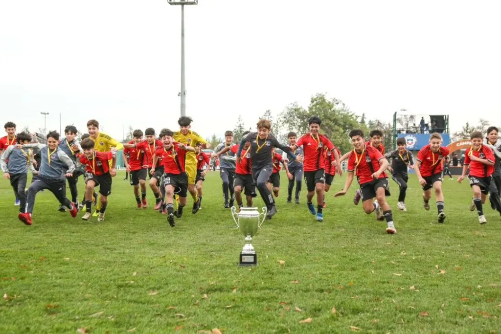 La imagen tiene un atributo ALT vacío; su nombre de archivo es Campeones-Sub-13-@colocolofutboljoven-se-impuso-5-3-ante-Universidad-Catolica-coronandose-como-los-nuevos-Campeones-Nacionales-del-Futbol-Formativo-infantil-Sub-13.Felicidades-albos-1-1-1024x683.jpg