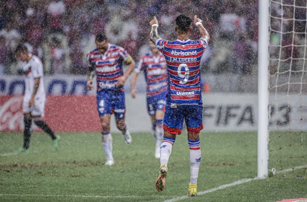 Juan Martin Lucero disputando Copa Sudamericana con Fortaleza.