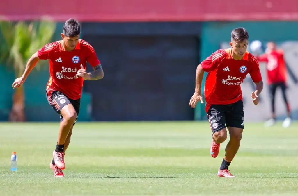 ‘Huesi’ y el ‘Vicho’ se adueñarían del mediocampo de La Roja. El capitán de Colo-Colo podría portar la jineta nacional.