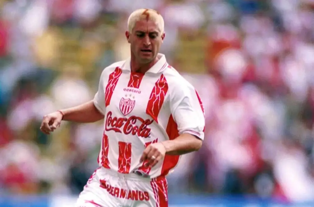 Cristián Montecinos defendiendo la camiseta de Necaxa.