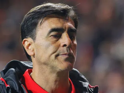 Están notificados: La estricta medida que tomó Gustavo Quinteros con 6 futbolistas de Colo-Colo