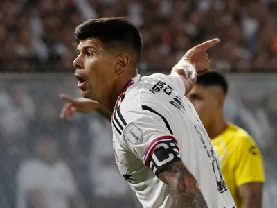 Suspendido por acumulación de amarillas: Esteban Pavez le da un nuevo dolor de cabeza al cuerpo técnico de Colo-Colo