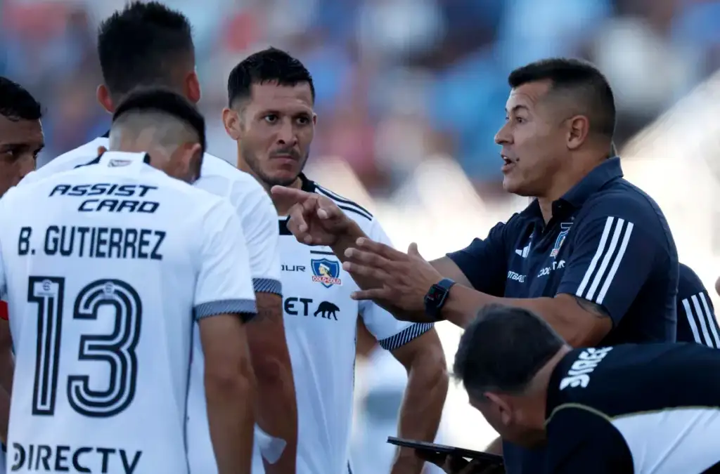 Jorge Almirón entregando instrucciones a sus jugadores de Colo-Colo.