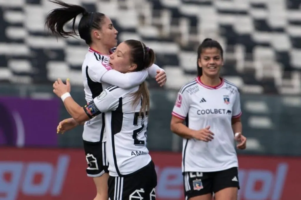 Javiera Grez y Yanara Aedo celebrando un gol con Colo-Colo Femenino