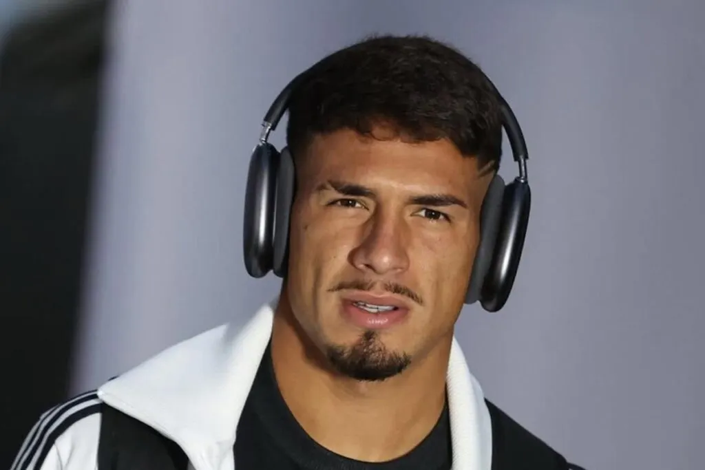 Primer plano al rostro de Alan Saldivia.