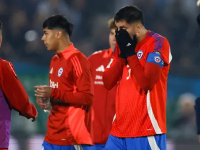 Hinchas pierden la paciencia con este futbolista en caída de La Roja ante Argentina: «Juega y devuelve la camiseta»