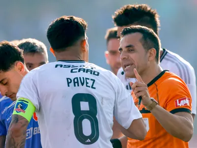 El duro informe arbitral de Piero Maza que complica a Colo-Colo tras Superclásico con la U