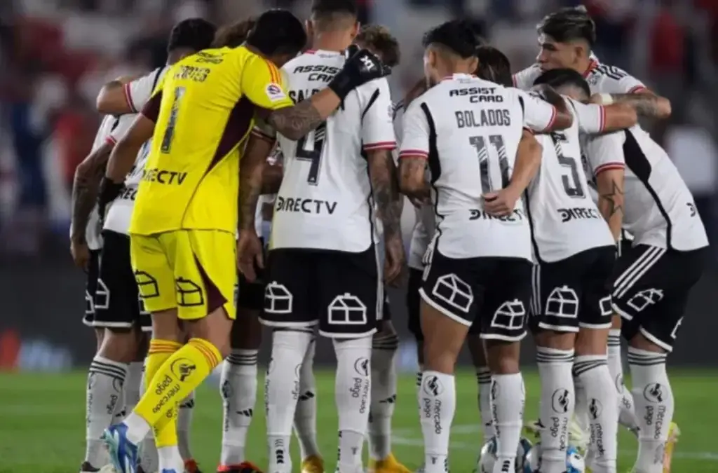 Jugadores de Colo-Colo reunidos en la cancha