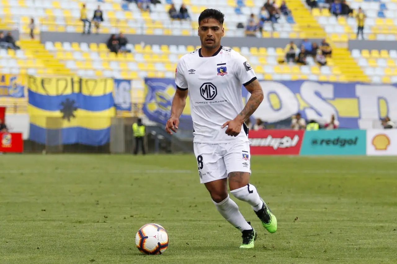 Futbol, Everton vs Colo Colo. Cuartos de final Copa Chile 2019. El jugador de Colo Colo Felipe Campos controla el balon durante el partido por cuartos de final de la Copa Chile 2019 contra Everton disputado en el estadio Sausalito de Viña Del Mar, Chile. 12/10/2019 Raul Zamora/Photosport Football, Everton vs Colo Colo. Quarter finals Copa Chile championship 2019. Colo Colo’s player Felipe Campos controls the ball during the quarter finals of Copa Chile football match against Everton held at the Sausalito stadium in Viña Del Mar, Chile. 12/10/2019 Raul Zamora/Photosport