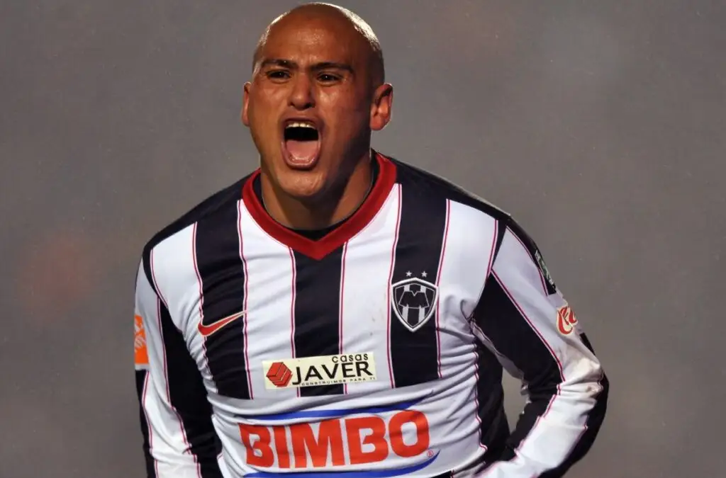 Humberto Suazo celebrando un gol con Monterrey, donde anotó en 121 oportunidades.