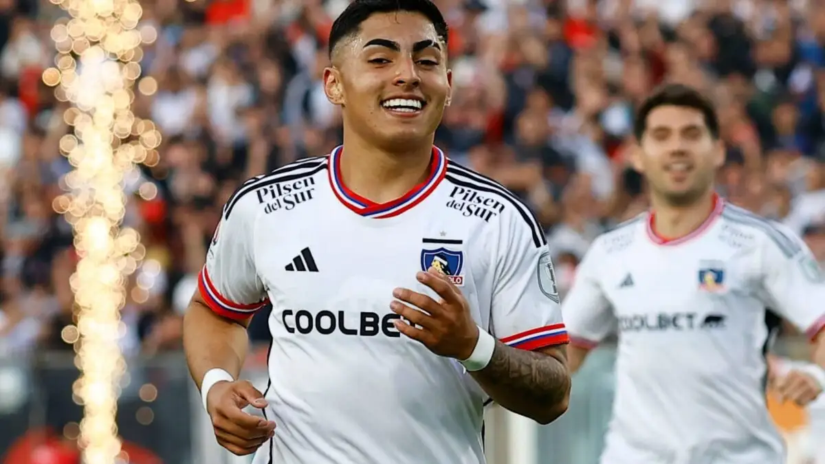 Jordhy Thompson con la camiseta de Colo-Colo.