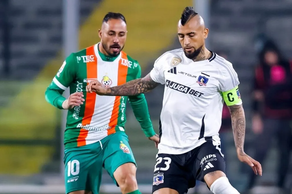 Vidal enfrentando a Henríquez en el Colo-Colo vs Cobresal.