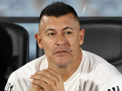 Jorge Almirón mira atento: El 9 que vuelve aparecer en la órbita de Colo-Colo