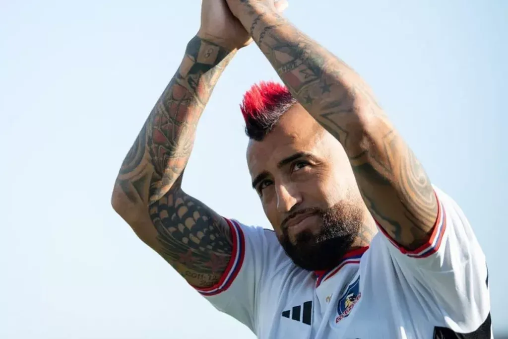 Primer plano al rostro de Arturo Vidal con la camiseta de Colo-Colo.