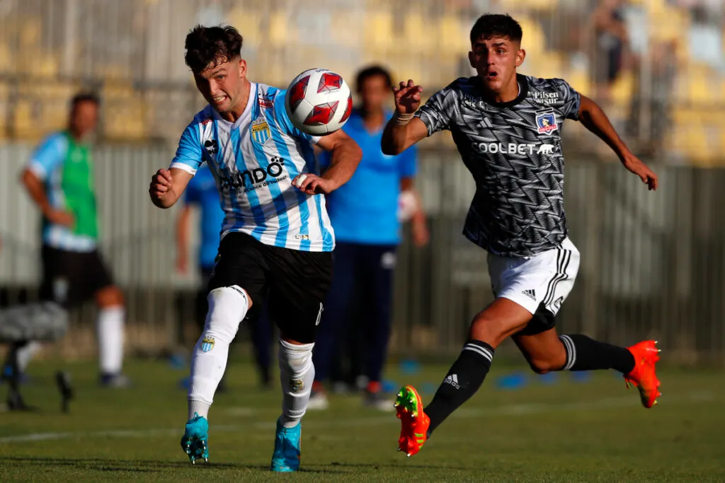 Bruno Gutiérrez trata de perseguir a un jugador de Magallanes que busca quedarse con un balón en el marco de la Supercopa 2023 que perdió Colo-Colo a manos del 'Manojito de Claveles'