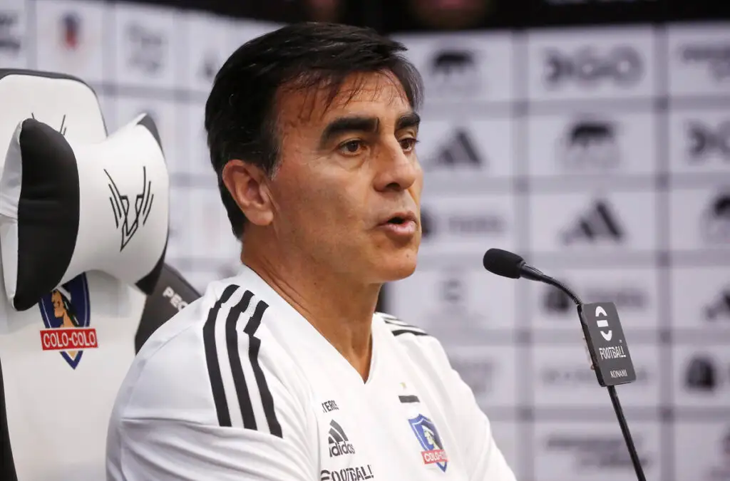 Gustavo Quinteros en conferencia de prensa.