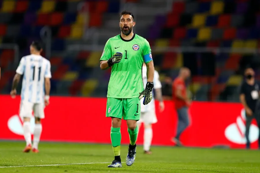 Bravo firma otra actuación inolvidable y Maripán siembra las dudas: el 1x1  de Chile ante Argentina - La Tercera