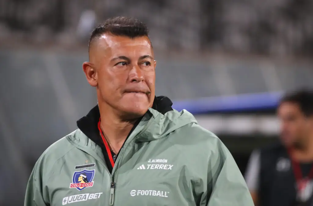 Un elevado costo le traería a Colo-Colo despedir a Jorge Almirón.