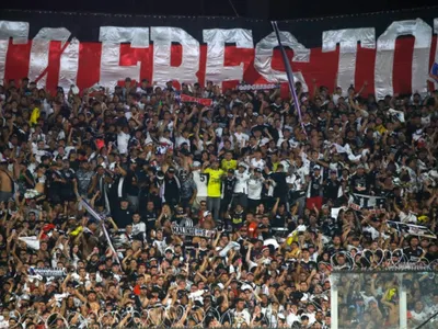 Un claro y potente mensaje: Garra Blanca cuelga lienzo en apoyo a Palestina en la previa del partido de Colo-Colo