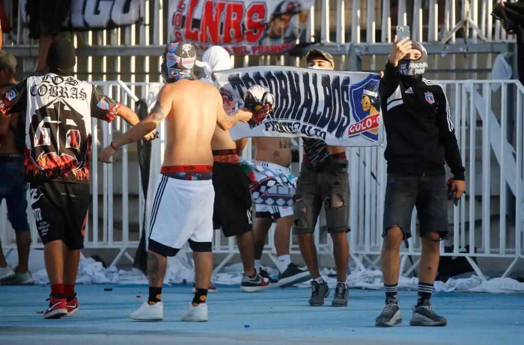 Hinchas de Colo-Colo ingresaron a la pista atlética del Estadio El Teniente.