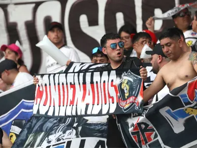 «Mucho que aprender»: Hinchada de Colo-Colo dejó extasiados a los fanáticos de Junior en Barranquilla