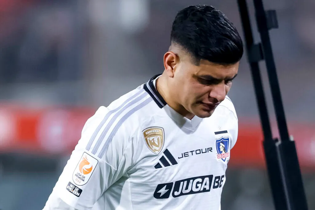 Primer plano de Claudio Aquino cabizbajo con la camiseta de Colo-Colo.