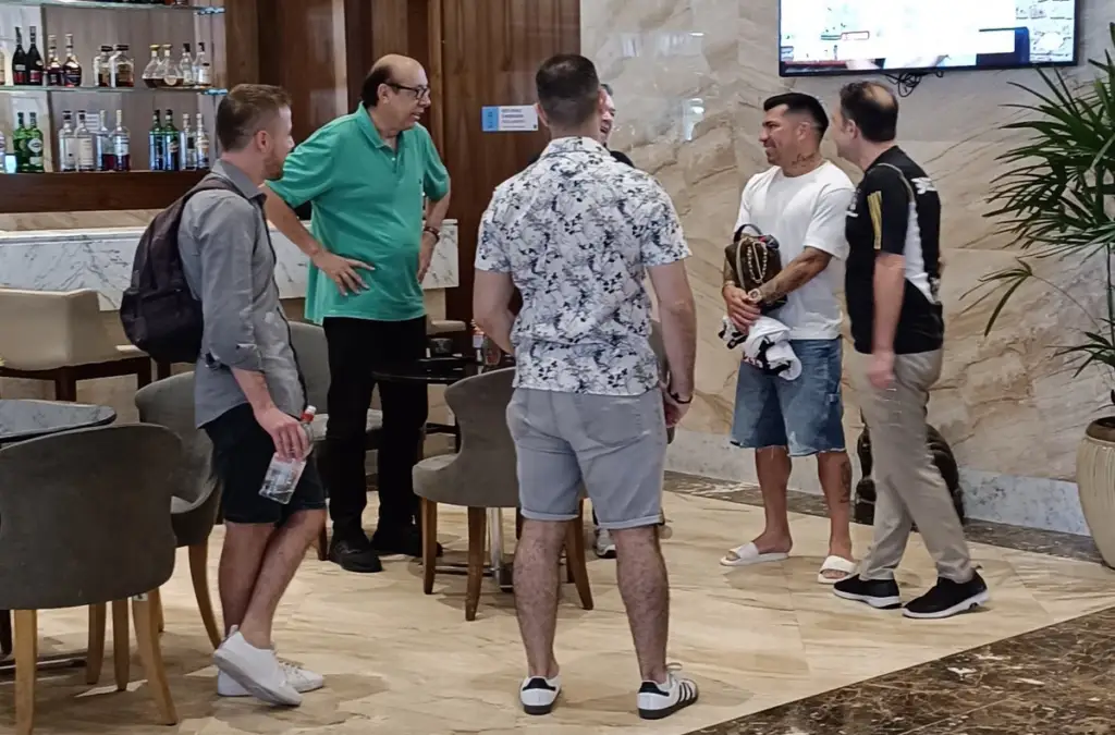 Gary Medel visitó a Colo-Colo en el hotel de concentración en Brasil.