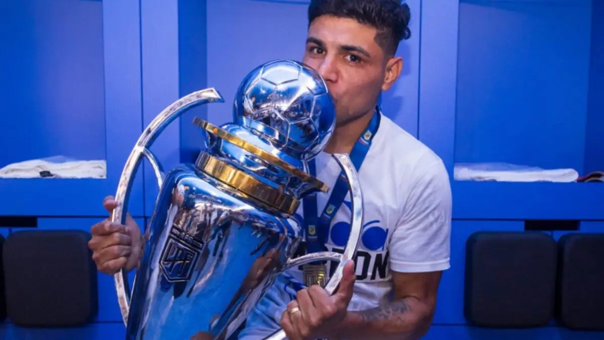 El argentino fue escogido como el mejor jugador del torneo trasandino en el 2024.