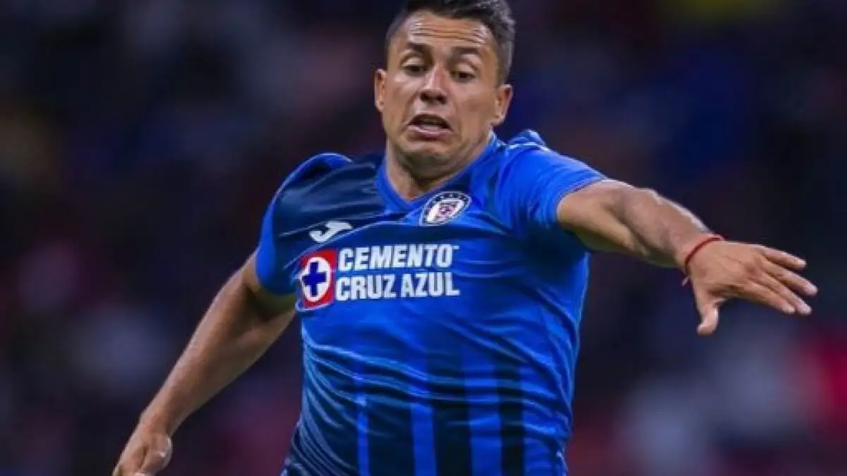 Iván Morales con la camiset de Cruz Azul.