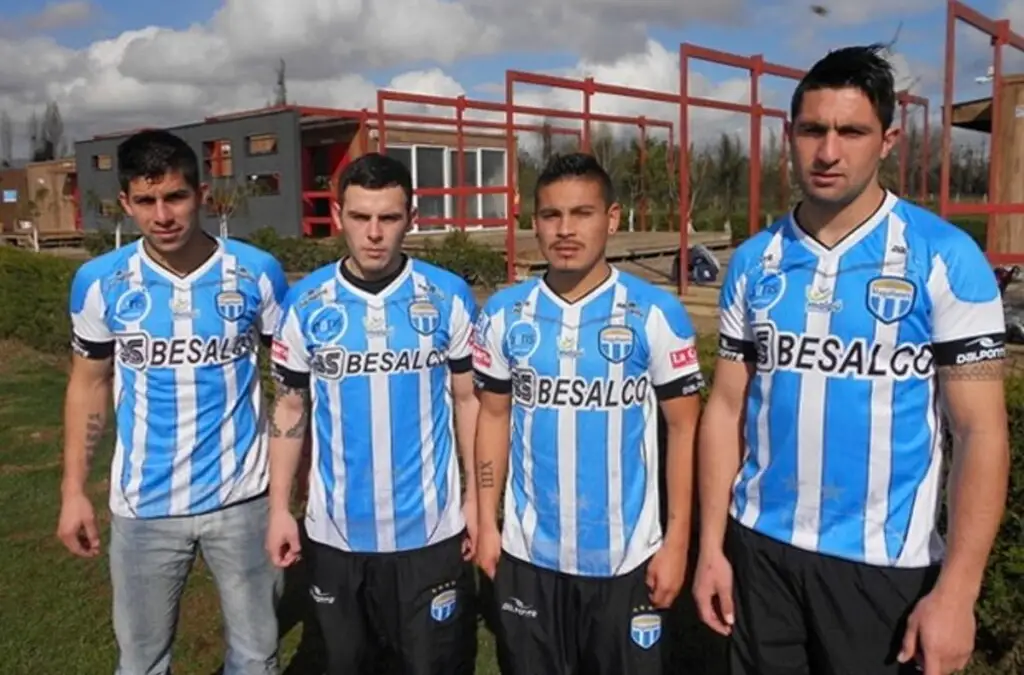 Benítez (Primero de izquierda a derecha) inició su aventura en el fútbol chileno en Magallanes el 2014.