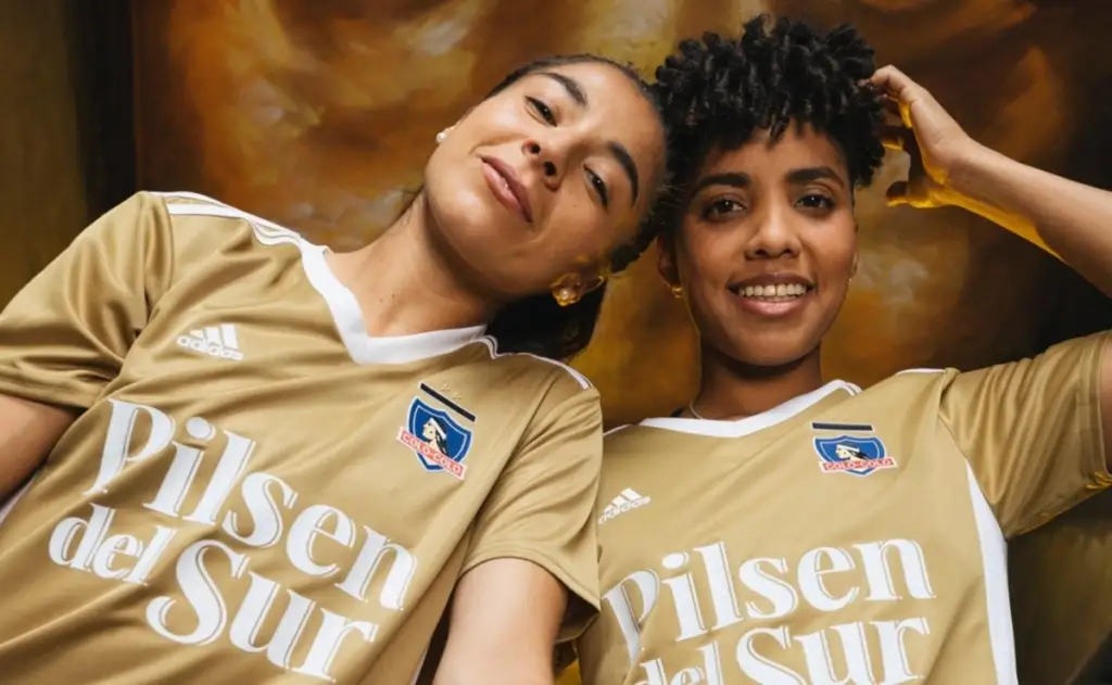 Camiseta conmemorativa de Colo-Colo por los diez años de la obtención de la Copa Libertadores Femenina.