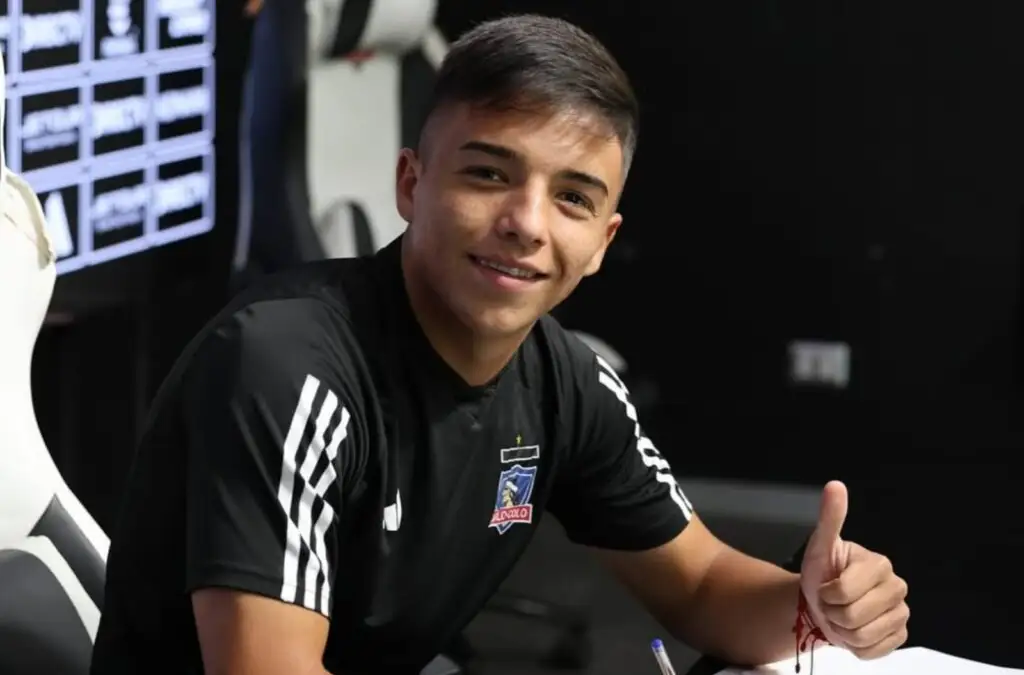 Milovan Velásquez firmó su primera contrato profesional con Colo-Colo.
