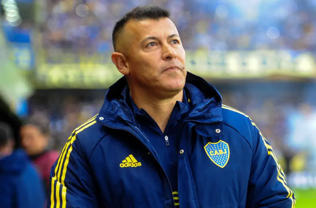 Jorge Almirón con parca de Boca Juniors.