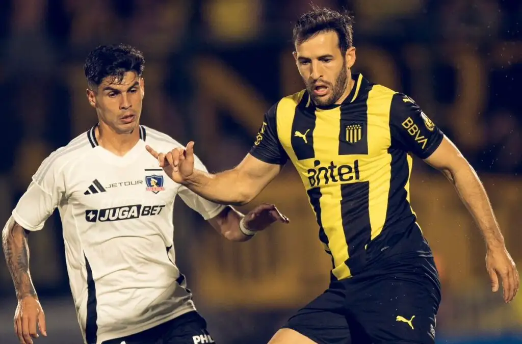 Colo-Colo igualó con Peñarol en un polémico partido.
