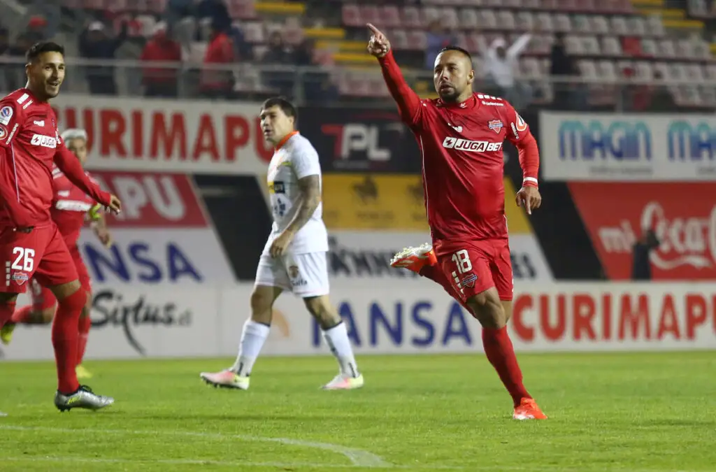 Ñublense barrió con Cobreloa en el Estadio Nelson Oyarzún.