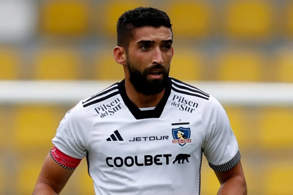 Primer plano a Emiliano Amor con la camiseta de Colo-Colo.