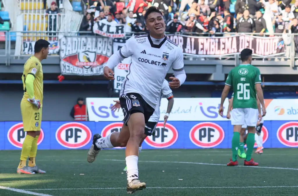 Damián Pizarro celebrando uno de sus goles ante Audax Italiano.
