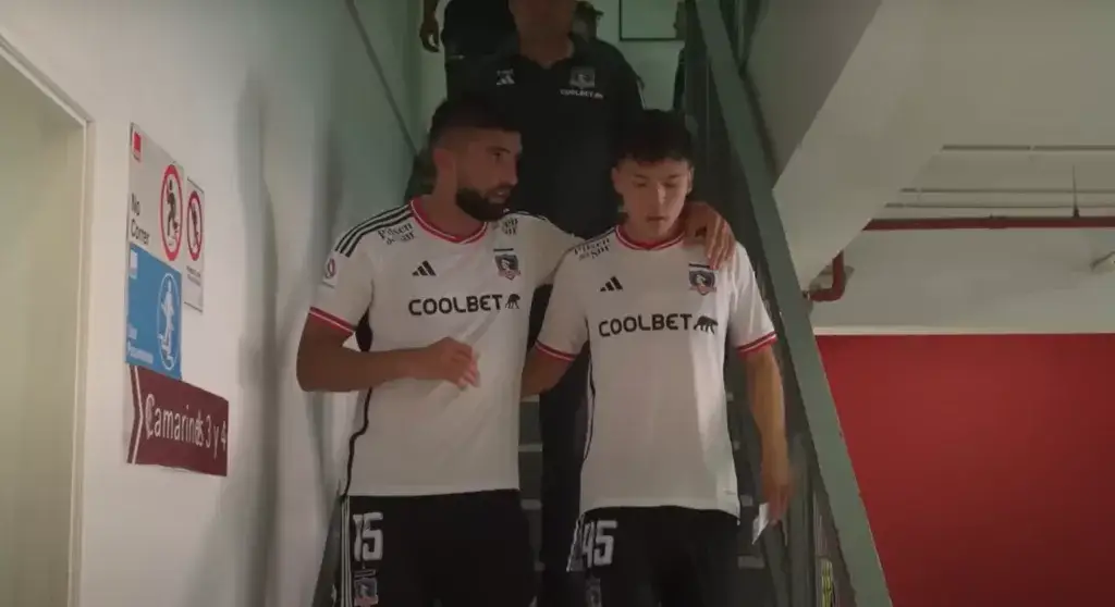 Emiliano Amor junto a Leandro Hernández en partido de Colo-Colo.