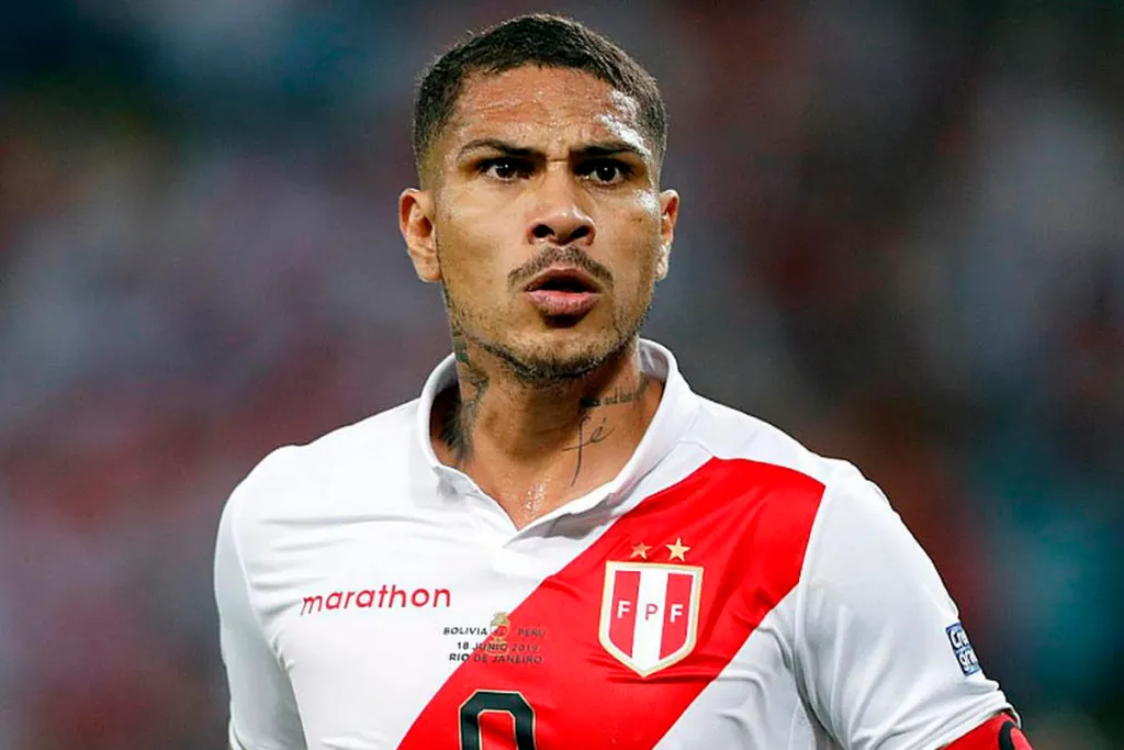 Paolo Guerrero con la mirada desafiante mientras defiende los colores de la selección peruana.