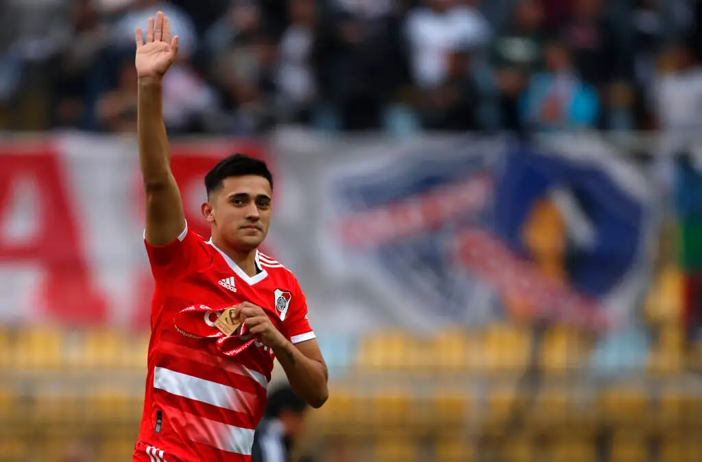 Pablo Solari con la camiseta de River Plate en el partido amistoso que jugaron contra Colo-Colo.