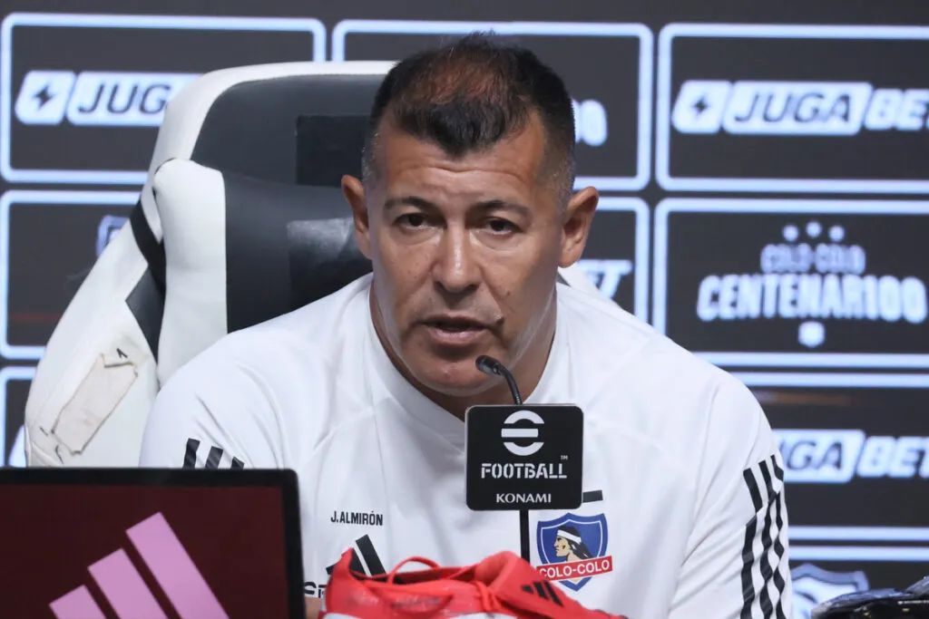 Jorge Almirón durante una conferencia de prensa en Colo-Colo.