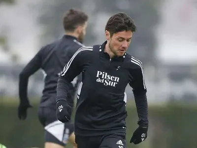 [VIDEO]: Marco Rojas le mete presión a Gustavo Quinteros con golazo en partido amistoso
