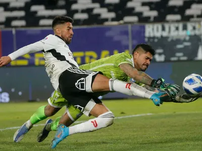 [VIDEO] ¿Era falta?: Hinchas albos viralizan penal no cobrado a Colo-Colo frente a Huachipato