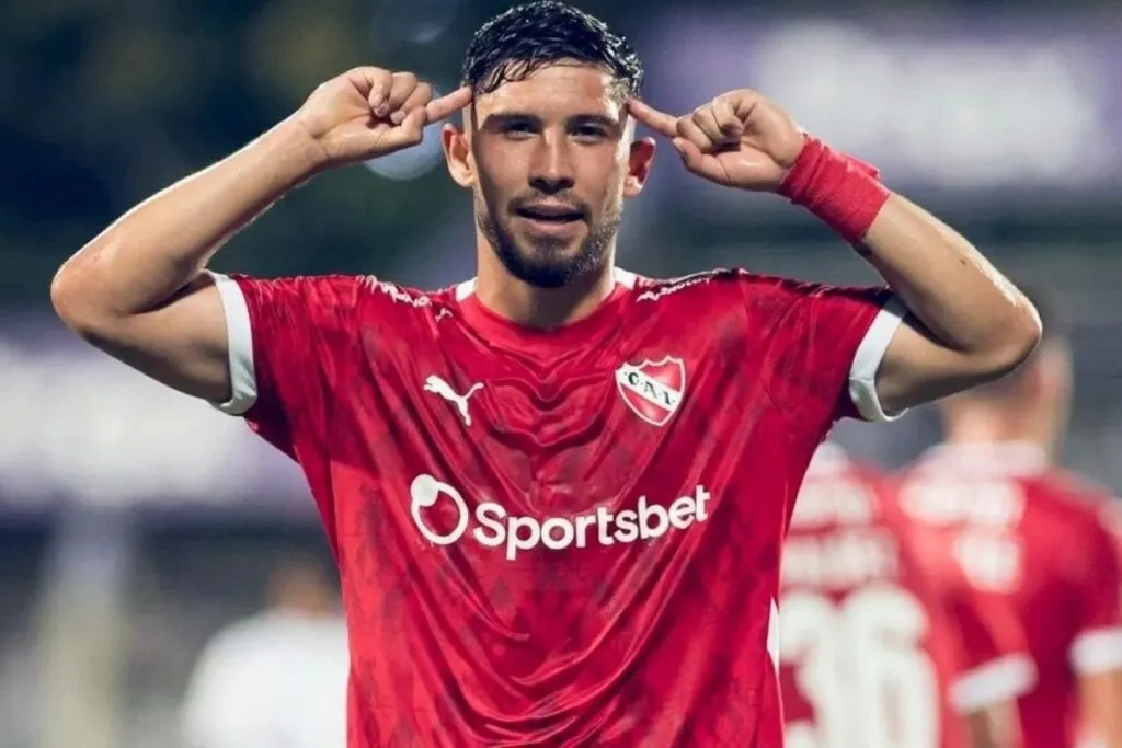 Felipe Loyola con los colores de Independiente.